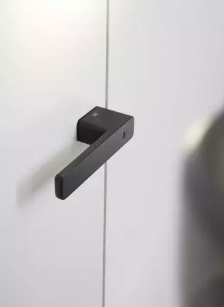 Die Abbildung zeigt den Griffwerk Türgriff R8 One smart2lock in graphitschwarz von der Außenseite.