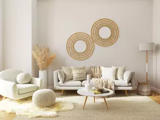 La imagen muestra un salón con mobiliario de estilo boho.