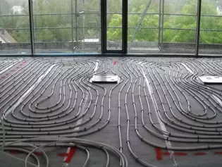 The illustration shows underfloor heating in an office building.