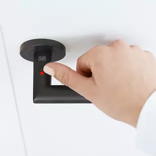 La ilustración muestra las Manillas de puerta smart2lock Lucia de Griffwerk en Negro grafito con una mano en la manilla. La mano cierra la Manillas de puerta en el pestillo.